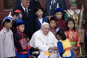 Pope welcomed to Mongolia, sends message of 'unity and peace' to China